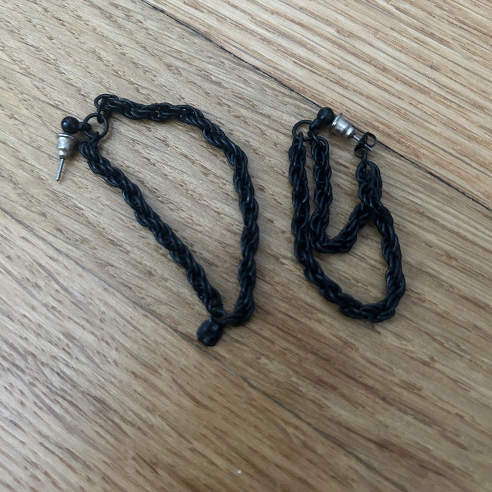 Black dropping earrings.